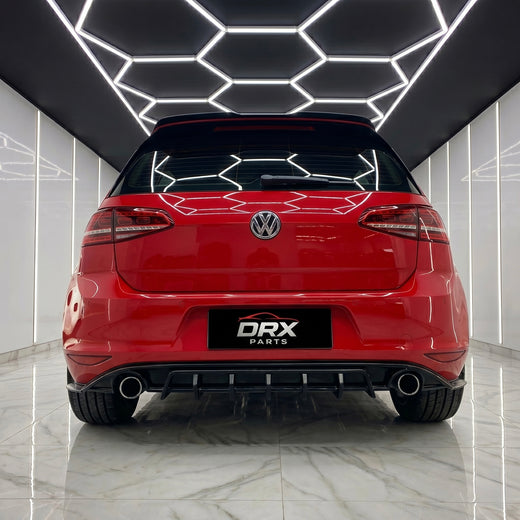 Vista trasera Golf GTI MK7 rojo con difusor negro brillo montado