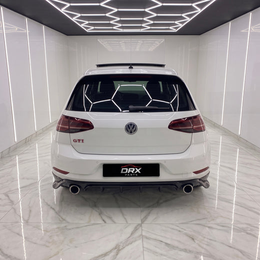 Difusor TCR negro brillo montado en Golf GTI 7.5, vista trasera