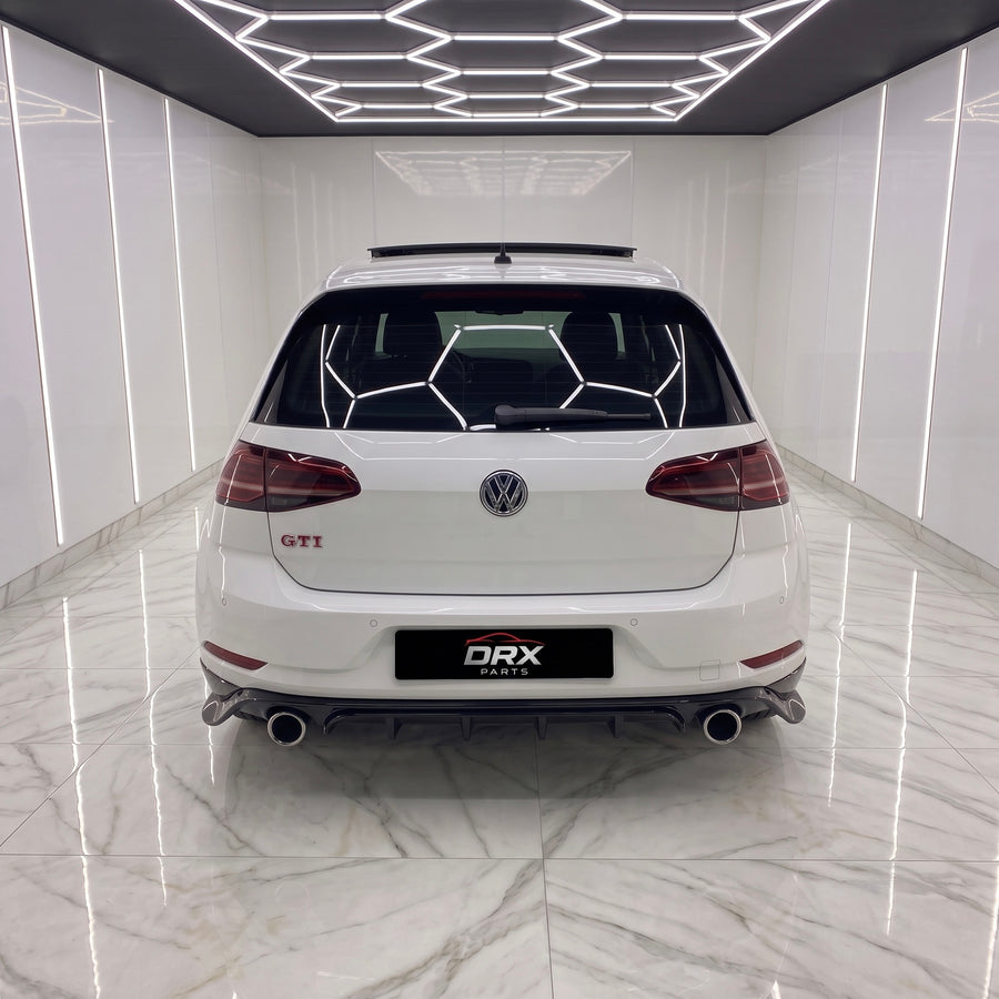 Difusor TCR negro brillo montado en Golf GTI 7.5, vista trasera